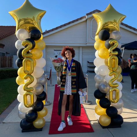 Decoration For Graduation Party Ideas, Grad Balloons Decoration, Balloon Decoration For Graduation, Graduation Decor Balloons, Graduation Outdoor Decorations, Prom Balloon Columns, Grad Balloon Columns, Graduation Balloon Decorations Outside, Balloon Graduation Backdrop