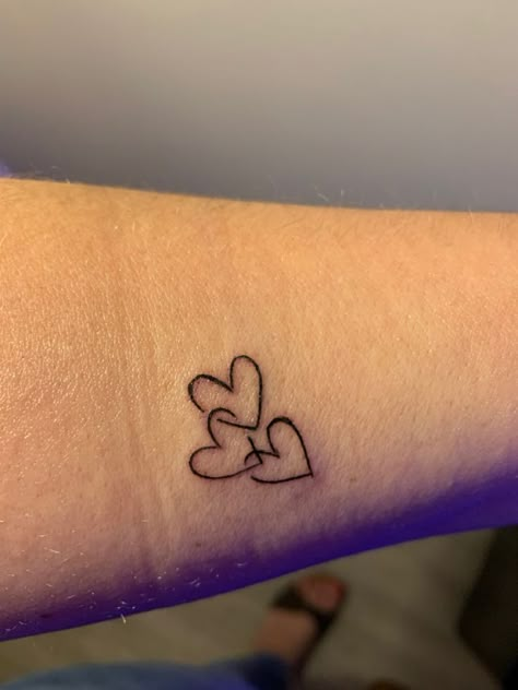 3 Hearts Tattoo, Meaning Tattoos, Tiny Heart Tattoos, Hearts Tattoo, Tattoos Aesthetic, Tiny Wrist Tattoos, Guys Tattoos, Cool Wrist Tattoos, Mommy Tattoos