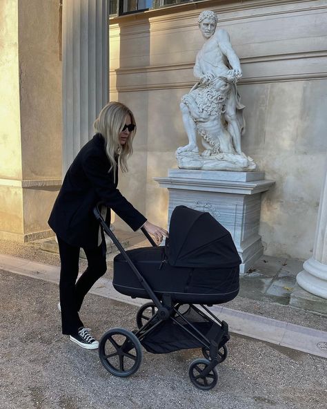 Mom With Stroller, Newborn In Stroller, Stroller Outfit Mom, Walking With Stroller Aesthetic, Black Stroller, Stroller Walk, Baby Pram, Stroller Aesthetic, Baby Stroller