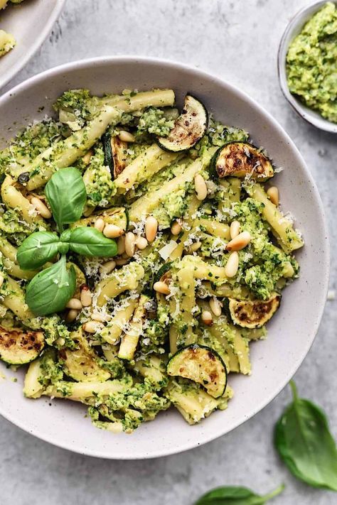 Feta Pasta Recipes, Roasted Courgette, Zucchini Pesto Pasta, Pasta A La Carbonara, Courgette Pasta, Pasta Pesto, Pasta Al Pesto, Vegan Roast, Feta Pasta