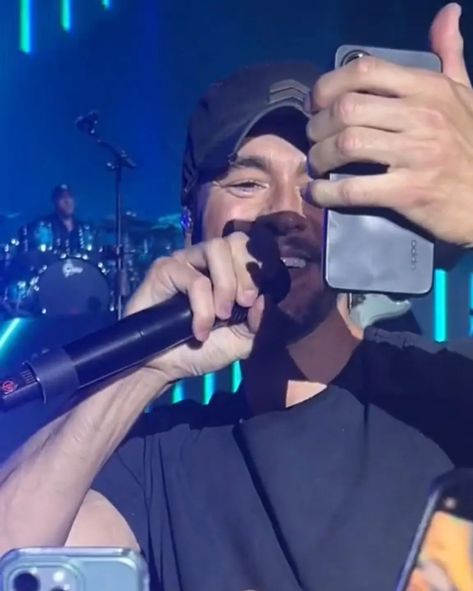 Selfie time 📸😁🫶 @enriqueiglesias Reposted from @brigitta781030 Enrique Iglesias Selfie, Enrique Iglesias Videos, Enrique Iglesias, Selfie Time, Songs