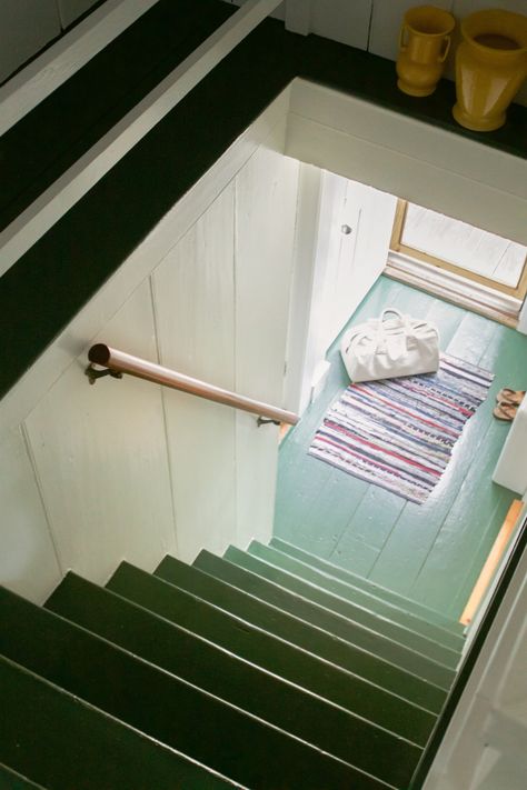 17 Charming and Practical Painted Wood Floors for the Summer Cottage Painted Wooden Floors, Painted Floorboards, Stairs Colours, Cottage Flooring, Painted Wood Floors, Boston Design, Painted Cottage, Stair Case, Painted Stairs