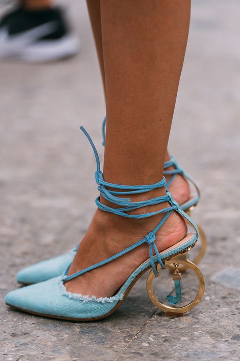 Contemporary Shoes, Unique Heels Fashion, Unique Shoe, Milan Fashion Week Spring 2020, Street Style Shoes, Fashion Shoes Heels, Ankle Strap Sandals Heels, Dior Haute Couture, Couture Mode