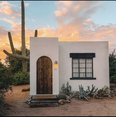 Spanish Stucco Homes, Mexican Contemporary House, Adobe House Plans With Courtyard, White Adobe House Exterior, New Mexico Adobe Homes, Adobe Houses New Mexico, Tiny Desert House, New Mexico Homes Exterior, Adobe House Design