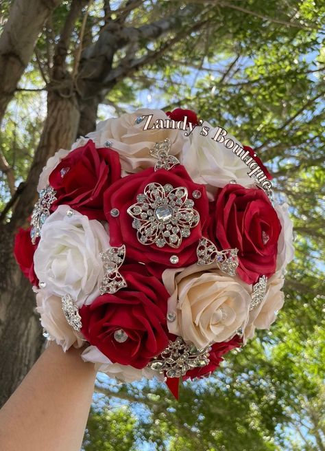 An elegant bouquet that comes in three colors, red, ivory and champagne! Customize bouquet are also available if needed. Different colors and brooches. 10inches in diameter You are welcome to message me and I will reply quick :) Hablo español 😊 Quince Bouquet, Red And Gold Quince, Red Quinceanera Ideas, Quinceanera Bouquet, Blue Sweet 16, Mexican Quinceanera, Mexican Quinceanera Dresses, Red Quince, Gold Quince