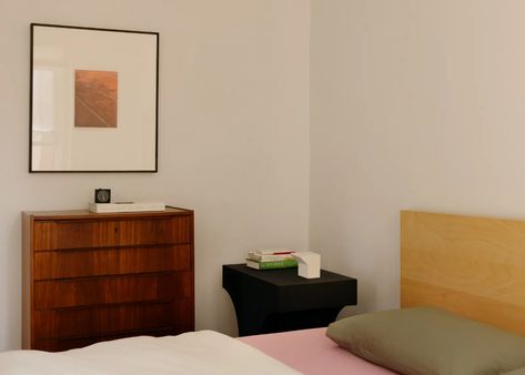 Dwr Bedroom, Bauhaus Bedroom Interior, Brooklyn Bedroom Aesthetic, Bauhaus Interior Bedroom, Bedroom With Dresser, Bauhaus Room, Berlin Bedroom Aesthetic, Bauhaus Apartment, Bauhaus Bedroom