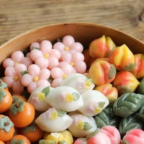 Gastro Obscura on Instagram: "Harvest treats from around the world: Songpyeon is a Korean tteok, or small rice cake, traditionally shaped like a half-moon. It's steamed on a bed of pine needles and often filled with sweet sesame, mung beans, or soy.⁠ ⁠ These little sweets are made for Chuseok, the Korean autumn harvest festival in mid-September.⁠ ⁠ 📸 @morakmorak_" Traditional Korean Sweets, Chuseok Festival Aesthetic, Korean Rice Cake Dessert, Chuseok Aesthetic, Korean Tteok, Korea Dessert, Chuseok Festival, Harvest Treats, Korean Pastry