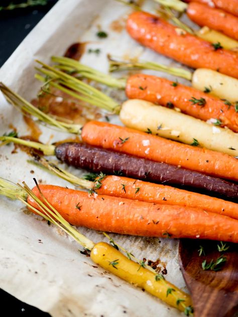 Whole oven roasted garlic brown sugar carrots that are easy to make and topped with a little salt and thyme. Stove Top Carrots Brown Sugar, Cooked Carrots With Brown Sugar, Roasted Brown Sugar Carrots, Sugar Carrots Recipe, Carrots With Brown Sugar, Roasted Whole Carrots, Oven Roasted Garlic, Carrots In Oven, Brown Sugar Carrots