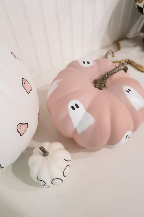 Diy Pumpkins Painting, Cute Painted Pumpkin Ideas, Halloween Pumpkin Crafts, Creative Pumpkin Painting, Creative Pumpkin Decorating, Fake Pumpkins, Pumpkin Painting Ideas, Halloween Pumpkin Designs, Halloween Pumpkins Painted