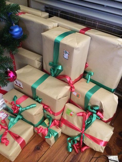 Shoe Box Ideas, Brown Wrapping Paper, Shoebox Ideas, Brown Paper Wrapping, Paper Wrap, Cheap Gift, Ribbon Christmas, Paper Wrapping, Wrapping Paper Christmas