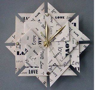 1st anniversary gift idea Origami Clock, Funky Wall Clocks, Paper Clock, Anniversary Crafts, Clock Design Ideas, 1st Wedding Anniversary Gift, Anniversaire Diy, Diy Anniversary, 1st Wedding Anniversary