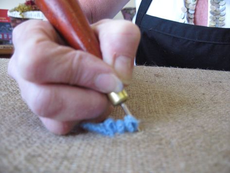 Rug Hooking Tutorial, Rug Hooking Patterns Primitive, Hooking Rugs, Hand Ideas, Rug Hooking Kits, Hooked Rugs Primitive, Rug Hooking Designs, Burlap Bags, Primitive Rugs