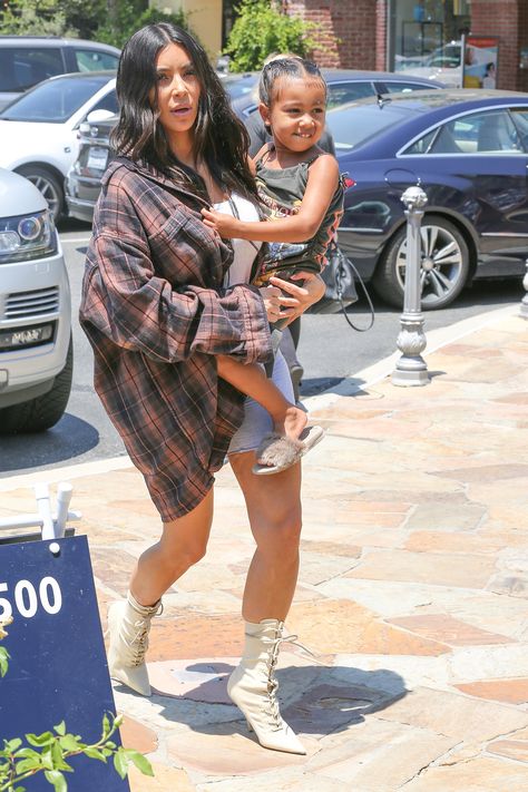 Kim Kardashian proves the oversized flannel is still chic Kardashian Casual Outfit, Kendall Jenner Style Casual, Kylie Jenner Outfits Casual, Estilo Kim Kardashian, Kim Kardashian Makeup, Estilo Kardashian, Trajes Kylie Jenner, Kim Kardashian Outfits, Style Transformation