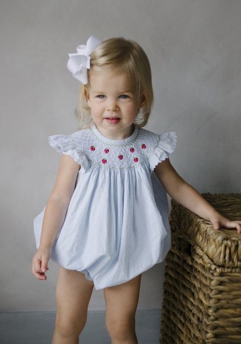 Petite Strawberries Bishop Bubble Preppy Baby Girl, Smocked Baby Clothes, Classic Kids Clothes, Trendy Baby Girl Clothes, Preppy Baby, Vintage Girls Clothes, Preppy Kids, Smocked Baby Dresses, Vintage Childrens Clothing