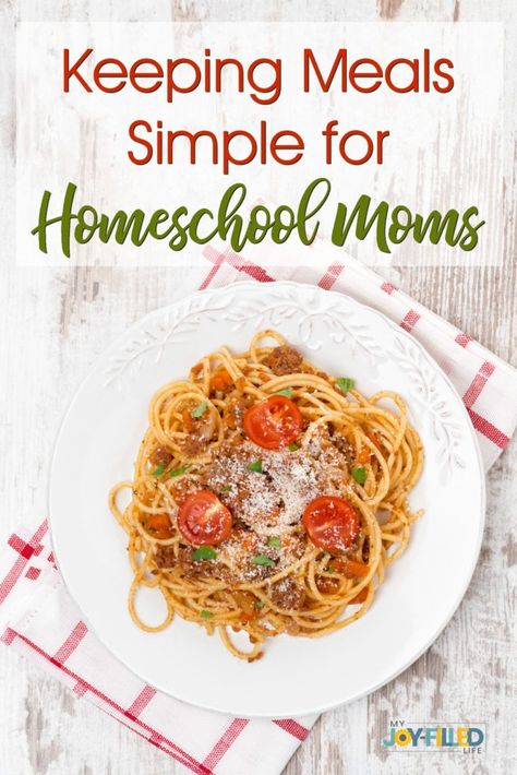 Keeping meals simple can reap big rewards for the homeschool mom.  Here are some great tips for simplifying mealtime, so you can have more time. #simplemeals #homeschoolmom #helpforthehomeschoolmom Easy Homeschool Meals, Homeschool Meal Planning, Homeschool Meal Plan, Homeschool Meals, Mom Meals, Parent Tips, Pinwheel Recipes, Homeschool Tips, Dinner Meals