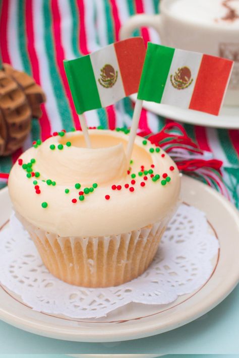 Septiembre ya empezó y en Magnolia Bakery ya comenzamos a festejar. Ven por nuestros cupcakes para festejar a México. #MagnoliaBakeryMX #cupcake #mespatrio Mexico Cupcakes, Cupcakes Mexicanos, Mexican Cupcakes, Magnolia Bakery, Snacks Ideas, Opening Day, Magnolia, Cupcake, The Conversation