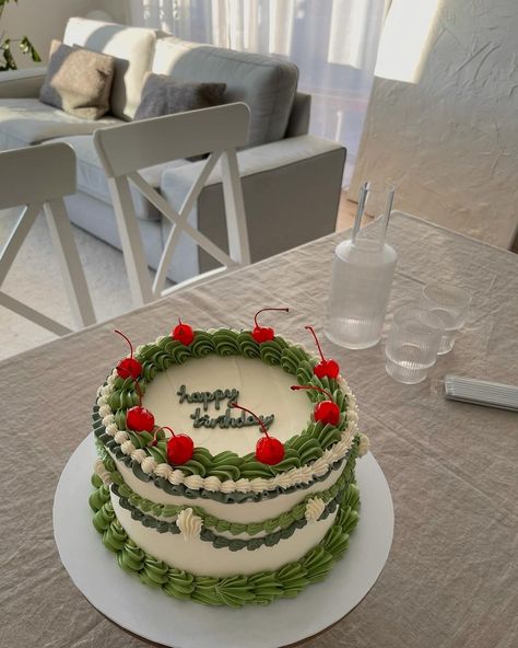 Grunge Birthday Cake, Light Green Cake, Grunge Birthday, Chloe Hayward, Pastel Birthday, Green Cake, Mini Tortillas, Cake Inspo, Dream Cake