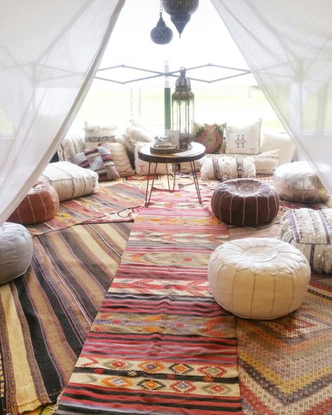 This is a cool chill space if we used darker fabrics. Chill Attic Room, Boho Chill Room, Chill Out Room Ideas, Garage Chill Space, Chill Room Ideas Lounges, Serenity Room, Chill Room Ideas, Chill Space, Arabic Living Room