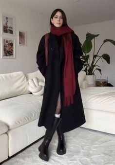 Dark Red Coat Outfit, Dark Winter Outfits Aesthetic, Dark Christmas Outfit, Christmas Outfits Aesthetic Women, Dark Winter Aesthetic Outfits, Cozy Winter Aesthetic Outfits, Wimsey Goth Outfit, Winter Outfits Black Coat, Dark Winter Outfits