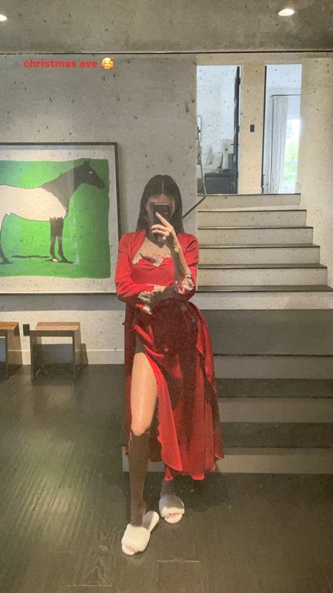 Kourtney Kardashian and Kendall Jenner Show Skin in Their Festive Christmas Eve Looks Kendall Jenner House, Kardashian Christmas, Estilo Madison Beer, Kendall Jenner Instagram, Jenner House, Colorful Jacket, Kendall Style, Jenner Family, Kendall Jenner Outfits