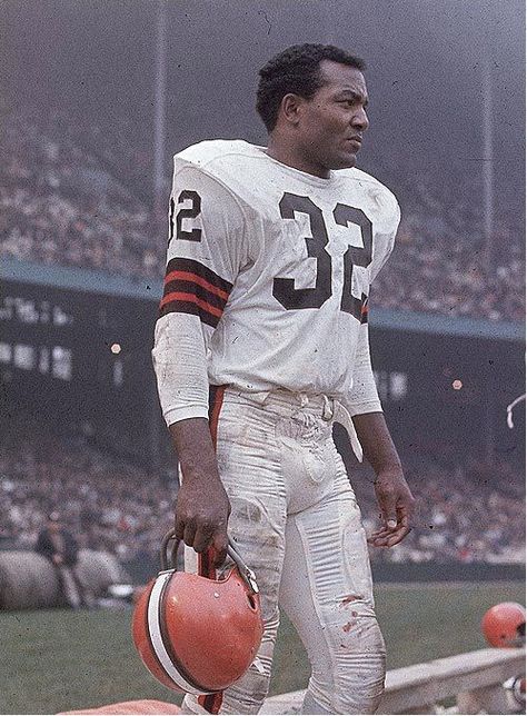 Jim Brown - he still stands as the greatest running back of all time. Played nine years with the Browns (1957-1965) and never missed a single game before retiring in 1966 to become an actor. American Football Quotes, Bob Brown, Rugby Uniform, Cleveland Browns Football, Jim Brown, Nfl Football Players, Browns Football, Sport Player, Football Photos