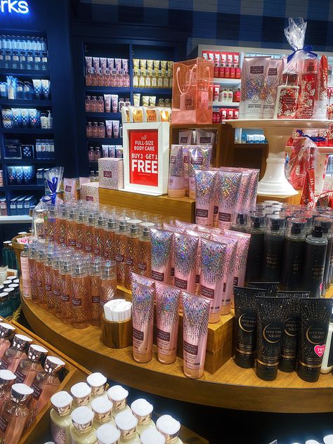 Bath And Body Works Store, Bath N Body Works, Dump Ideas, Hygiene Care, Body Hygiene, Bath And Body Works Perfume, Shower Skin Care, Bath And Body Care, Perfume Lover