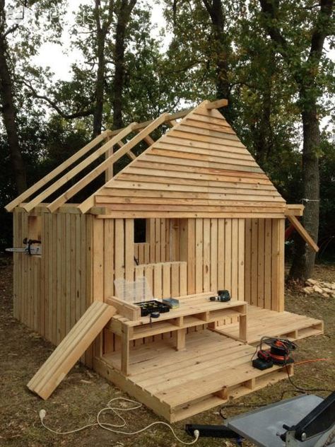 19 Pallet Teenager Cabin Hideaway Pallet Cabin, Build A Cabin, Pallet Kids, Pallet Playhouse, Wooden Pallet Crafts, Pallet Building, Pallet Shed, Build A Playhouse, Pallet House