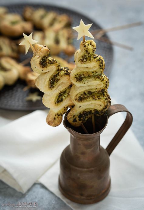 A cute a delicious Christmas appetizer shaped as Christmas Tree. They're crunchy and flavorful, with Basil Pesto and Parmigiano cheese. These Pesto Puff Pastry Christmas Trees will be perfect as Aperitivo for the Holidays, accompanied by a glass of white wine or Prosecco. Christmas Tree Puff Pastry Spinach, Pesto Pull Apart Christmas Tree, Basil Pesto Christmas Tree, Pesto Tree Puff Pastry, Puff Pastry Recipes Christmas Tree, Olive Tree Appetizer, Christmas Tree Butter Board, Cheese Christmas Tree Appetizers, Puff Pastry Christmas Trees