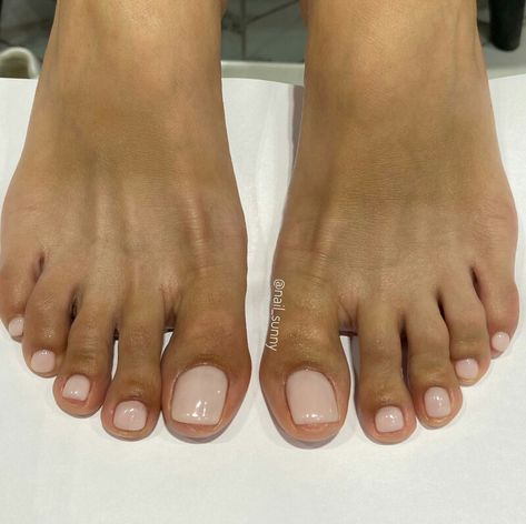 Sheer White Pedicure, Bare Toenails No Polish, Natural Gel Pedicure, Clear Polish Pedicure, Ivory Pedicure, Pedicure Tan Skin, Pedicure For Brown Skin, Pedicure Neutral Colors, Creamy Pedicure