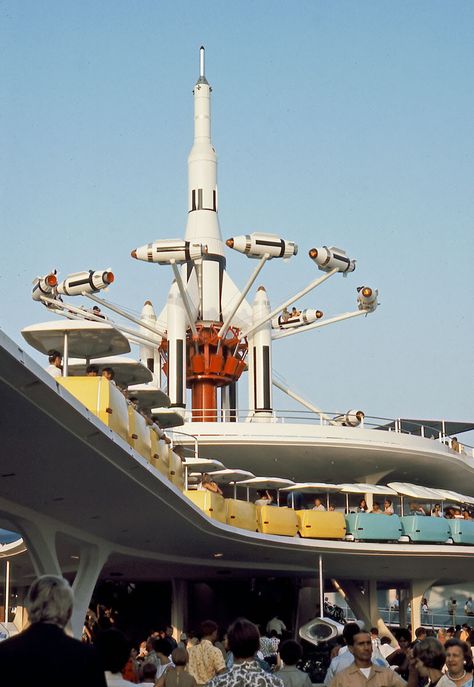 Disneyland Tomorrowland, Disneyland Vintage, Tomorrow Land, Disneyland Photos, Retro Disney, Disneyland Pictures, Disney Memories, Disney Things, Disney Dreams