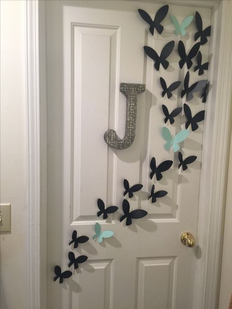 Butterfly Home Decor Ideas, Room Door Decorations Bedrooms, Diy Room Door Decor Ideas, How To Decorate Door, Bedroom Door Hanging Decorations, Bedroom Door Decoration Ideas, Cute Door Decorations For Bedroom, Butterfly Door Decorations, Door Decor Ideas Bedroom