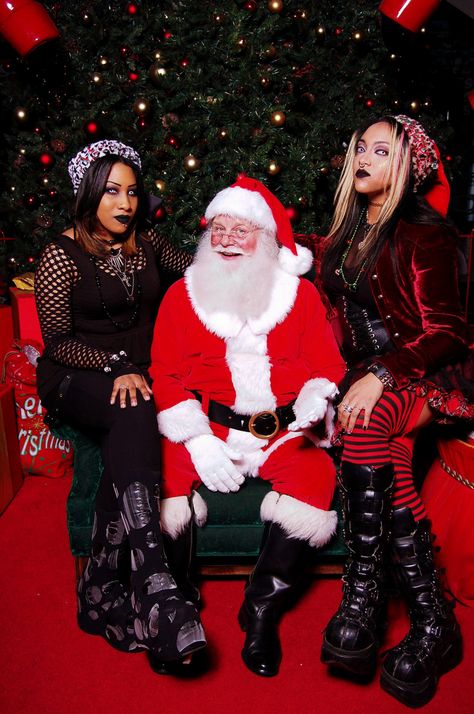 I never get tired of "goths with Santa" photos 😂 Emos With Santa, Emo Santa Photos, Goth Santa Photo, Goths With Santa, Poc Goth, Black Goths, Black Goth Girl, Afro Goth, Gothic People