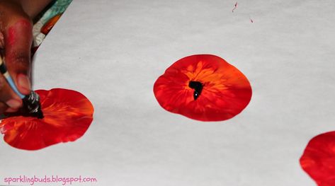 Poppy flowers – painting with Kids – sparklingbuds Poppy Art Kindergarten, Poppy Pictures For Kids, Poppy Painted Stones, Painting With Water, Painting With Kids, Red Poppy Flower Painting, Sponge Paint, Black Glue, Poppy Art For Sale