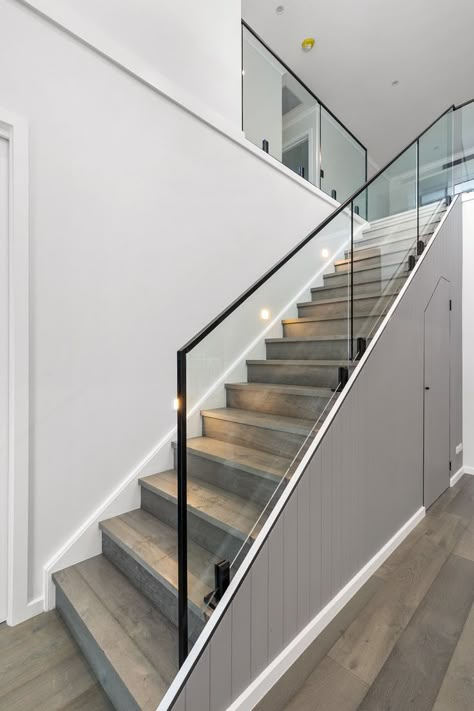 Stairs Glass Balustrade, Stair Void Design, Clear Railing Stairs, Glass Balustrades Stairs, Modern Balustrade Design, Clear Banister, Glass Bannister Ideas, Stairs Balustrade, Hamptons Staircase