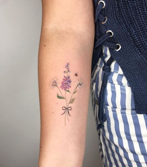 fatih odabas on Instagram: “Flowers🌼🌿🐝 . . . . . . . #flower #flowers #tattoo #bee #beetattoo #vsco #vscocam #floralfloraltattoo #botanical #daisy #daisytattoo…” Chamomile Tattoo, Watercolor Daisy Tattoo, Tattoo Bee, Tattoo Fine Line, Watercolor Daisy, Bone Tattoo, Daisy Tattoo, Instagram Flowers, Flowers Tattoo