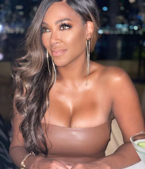 Kenya Moore on Instagram: “Shaken not stirred❤️ 📸 : @marlohampton” Kenya Moore, Shaken Not Stirred, Kardashian Photos, Girls Natural Hairstyles, Birthday Hair, Advanced Style, Amazing Hair, Hair Girl, Hair Envy