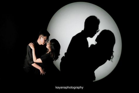 Gobo Lighting Photography, Spotlight Photoshoot Ideas, Spotlight Photoshoot, Prewed Studio, Prewedding Studio, Creative Couples Photography, Foto Prewedding, Pre Wedding Photoshoot Props, Pose Prewedding