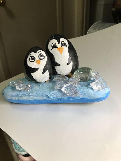 Penguin Rock Art, Penguin Rocks, Christmas Pebble Art, February Crafts, Origami Videos, Stone Art Painting, Christmas Rock, Painted Rocks Diy, Craft Day