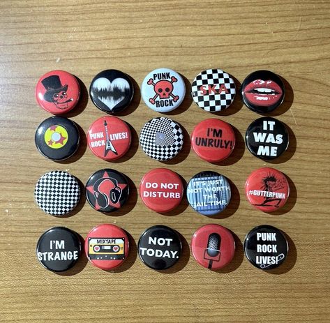 Gutter Punk, Punk Pins, Nerdy Gifts, Grunge Music, Cool Buttons, Punk Music, Easy Diy Jewelry, Disney Trading Pins, 80s Style