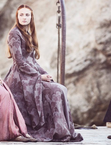 Sansa Stark - Costume and Development - Sci-fi and Fantasy Network Dessin Game Of Thrones, Game Of Thrones Sansa, Got Costumes, Game Of Thrones Costumes, Game Of Thrones Tv, The North Remembers, Cersei Lannister, Gra O Tron, Game Of