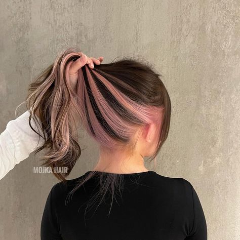 Are you thinking about switching your hair color? How about you consider getting some peekaboo highlights? These are a huge trend at the moment, and i... Under Hair Dye, Underdye Hair, Hidden Hair Color, Peekaboo Hair Colors, Hair Color Underneath, Peekaboo Hair, Hair Color Streaks, Hair Streaks, Pretty Hair Color