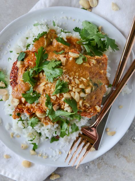 Salmon with Thai-Style Curry Peanut Sauce and Coconut Cilantro Rice. - How Sweet Eats Peanut Curry, Cilantro Rice, Healthy Salmon Recipes, Healthy Salmon, Winter Comfort Food, Thai Curry, Peanut Sauce, Heart Healthy Recipes, How Sweet Eats