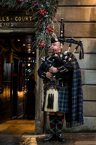 Edinburgh | Pedro Santos | Flickr Christmas In Scotland, Scottish Piper, Great Scot, Scotland Forever, Famous Castles, Using Pinterest, Men In Kilts, Bagpipes, England And Scotland