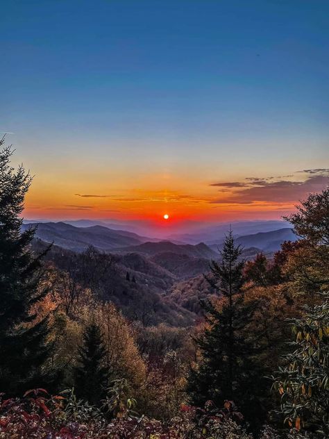 Carolina Mountains, Mountain Pictures, North Carolina Mountains, Mountain Wallpaper, Gods Glory, Mountain Sunset, Blue Ridge Parkway, Beautiful Sunrise, Sunset Pictures