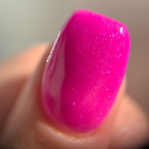 It Must Be Italian 💞 An amazing hot pink powder with gorgeous purple shimmer sparks *All swatch photos will be three dips unless otherwise noted and are always completed using dip liquids. I always do my best to capture the color in photo to the best of my ability. However product color may still vary due to different viewing and capturing devices. I try to always use photos from indoors and outdoors. I appreciate any feedback and welcome any suggestions. Due to the nature of the product, no re Fall Dip, Bright Pink Nails, Purple Acrylic Nails, Pink Gel Nails, Nail Dip Powder, Nail Dip, Cute Gel Nails, Summer Nails Colors, Artist Gifts