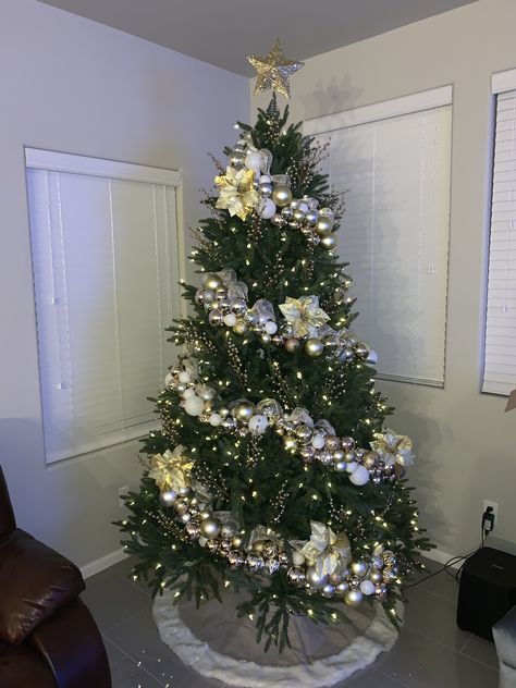 Simple Gold Christmas Tree, Decorated White Christmas Trees, Christmas Tree Gold And White, Christmas Tree White And Gold, Christmas Tree Ideas Simple, Rustic Christmas Tree Decorations, Boho Chic Christmas, Gold And White Christmas Tree, Chic Christmas Decor