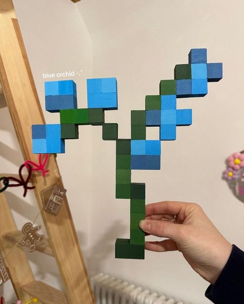 blue orchid from Minecraft 🫧 Blue Orchids Minecraft, Minecraft Flower Wooden Cubes, Minecraft Blue Flower, Blue Orchid Minecraft, Minecraft Flower Craft, Minecraft Flowers Pixel Art, Minecraft Flowers, Diy Minecraft Decorations, Paper Minecraft