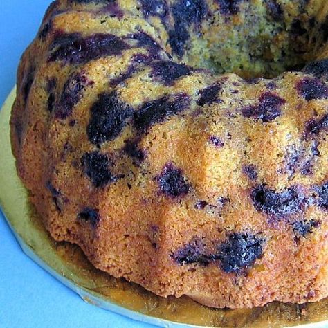 Easy Polish Lemon-Blueberry Bundt Cake Recipe - Cytryny-Borowkowy Ciasto Bundt Blueberry Sour Cream Coffee Cake, Blueberry Bundt Cake Recipes, Cake Mix Cobbler, Lemon Blueberry Bundt Cake, Blueberry Bundt, Blueberry Bundt Cake, Easy Bundt Cake, Blueberry Pancake, Italian Cream Cakes