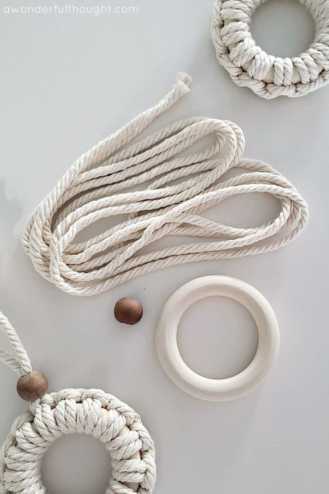 Macrame Christmas wreath ornament - A Wonderful Thought Macrame Wreath Diy, Macrame Christmas Wreath, Easy Diy Macrame, Crochet Christmas Garland, Macrame Wreath, Cute Macrame, Macrame Ornaments, Christmas Macrame, Simple Macrame