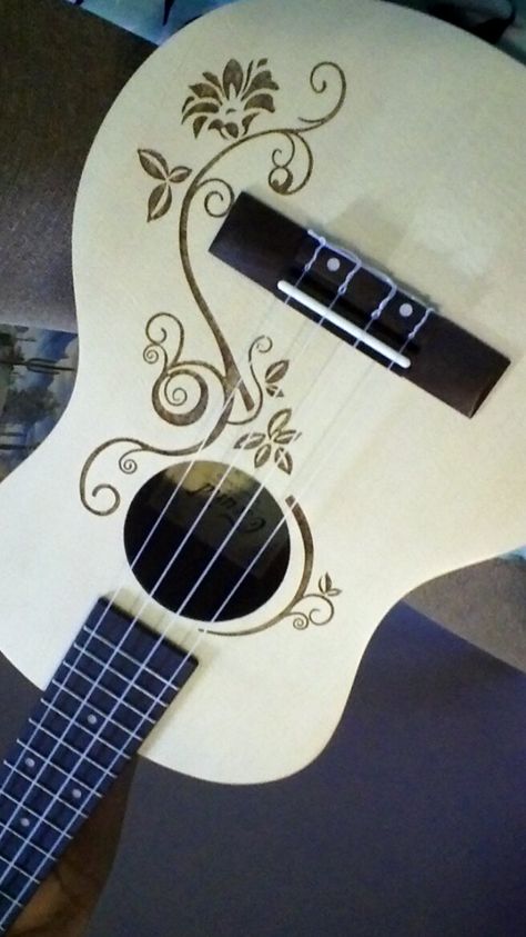 Painted Guitar Ideas, Painted Guitars Ideas Aesthetic, Diy Guitar Painting Ideas, Acoustic Guitar Painting Ideas, Decorated Acoustic Guitar Aesthetic, Ukulele Painting, Wood Burned Guitar, Painted Guitar Acoustic Flowers, Painted Instruments